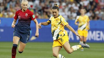 Nice (France), 22/06/2019.- Caitlin Foord (R) of Australia in action against Karina Saevik (L) of Norway during the FIFA Women&#039;s World Cup 2019 round of 16 soccer match between Norway and Australia in Nice, France, 22 June 2019. (Mundial de F&uacute;