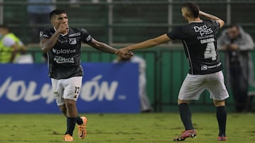 Colombia's Deportivo Cali H�rold Mosquera (L) celebrates with Colombia's Deportivo Cali Jos� Carlos Caldera after scoring against Bolivia's Always Ready during their Copa Libertadores group stage football match, at the Deportivo Cali stadium in Las Palmeras, Colombia, on May 19, 2022. (Photo by Raul ARBOLEDA / AFP)