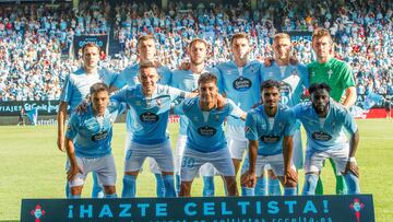 La alineación inicial del Celta posa en los prolegómenos del partido contra el Alavés en Balaídos.