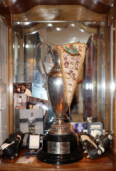 La vitrina d¨®nde Sergio Cunningham atesora varios trofeos de su padre.