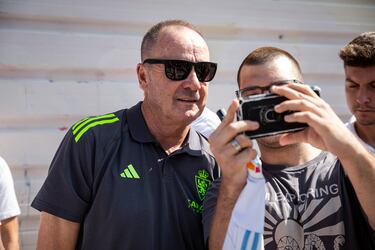 Vctor Fernndez se hace una foto con un aficionado.