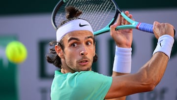 Italy's Lorenzo Musetti plays a backhand return to Britain's Cameron Norrie during their men's singles match on day six of the Roland-Garros Open tennis tournament at the Court Simonne-Mathieu in Paris on June 2, 2023. (Photo by Emmanuel DUNAND / AFP)