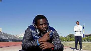 <b>EN EL FOSO. </b>Teddy Tamgho posa para AS sobre la arena del foso de triple salto, bajo la atenta mirada de su entrenador Iván Pedroso.
