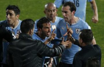 Copa América de Chile 2015. La Roja elimina a Uruguay en cuartos de final con el solitario gol de Mauricio Isla, en un partido marcado por la polémica provocación de Gonzalo Jara a Edinson Cavani. El defensor chileno tocó al delantero en el trasero, lo que provocó la reacción de Cavani y su posterior expulsión. Más tarde también fue expulsado Fuscile, por una fuerte falta sobre Alexis Sánchez, y hasta Tabárez cio la roja por entrar a reclamar a la cancha.