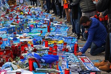 Numerosos aficionados del club italiano se han acercado a los alrededores del estadio San Paolo para dar el último adiós al astro argentino. Las inmediaciones de la casa del Nápoles se han convertido en un santuario de Diego antes del encuentro frente a la Roma.