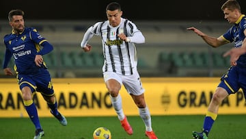 Juventus' Portuguese forward Cristiano Ronaldo (C) challenges Hellas Verona's Italian midfielder Daniel Bessa (L) and Hellas Verona's Polish defender Pawel Dawidowicz during the Italian Serie A football match Hellas Verona vs Juventus Turin