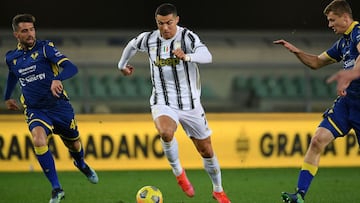 Juventus&#039; Portuguese forward Cristiano Ronaldo (C) challenges Hellas Verona&#039;s Italian midfielder Daniel Bessa (L) and Hellas Verona&#039;s Polish defender Pawel Dawidowicz during the Italian Serie A football match Hellas Verona vs Juventus Turin