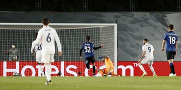 Benzema abrió el marcador marcando el 1-0.