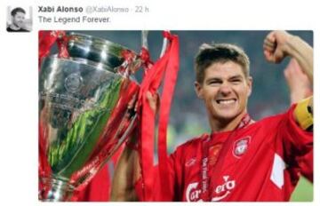 Los futbolistas homenajean a Steven Gerrard