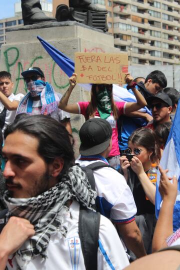 Hinchas de distintos clubes llegaron hasta Plaza Italia para ser parte de la manifestación más masiva. Hasta los archirrivales se tomaron fotografías juntos.