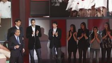 <b>AS YA LES PREMIÓ. </b>En 2009, José Luis Sáez, acompañado de representantes de todas las Selecciones, recogió un galardón en la Gala AS por los éxitos del baloncesto español.