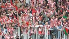 <b>ENTREGADOS. </b>Los hinchas del Athletic festejan una victoria de su equipo en El Sardinero.