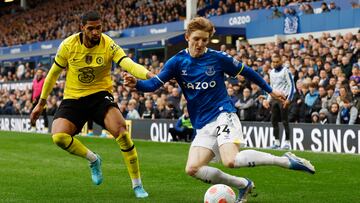 Soccer Football - Premier League - Everton v Chelsea - Goodison Park, Liverpool, Britain - May 1, 2022 Everton's Anthony Gordon in action with Chelsea's Ruben Loftus-Cheek Action Images via Reuters/Jason Cairnduff EDITORIAL USE ONLY. No use with unauthorized audio, video, data, fixture lists, club/league logos or 'live' services. Online in-match use limited to 75 images, no video emulation. No use in betting, games or single club /league/player publications. Please contact your account representative for further details.