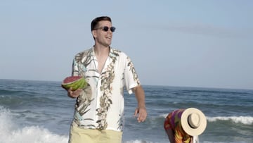 19/09/24 EL PORTERO POLACO SZCZESNY RODANDO UN VIDEO CLIP EN LA PLAYA DE SACABA DE MALAGA
Szczesny que se encuentra de vacaciones en Marbella, ha participado en el rodaje de un videoclip del rapero polaco Michał Matczak MATA
En las escenas playeras podemos también a la esposa del guardameta, Marina Luczenko