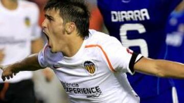 <b>DE BLANCO Y GOLEANDO.</b> David Villa es el objetivo del Real Madrid para reforzar su ataque.