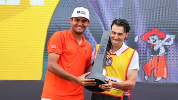 Eugenio López-Chacarra y su caddie Adolfo Luna.