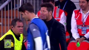 Simeone se dirige a Morata durante el último derbi.