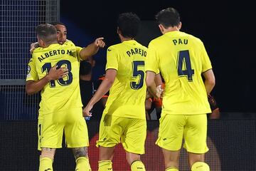 Los jugadores del Villarreal celebrando el gol de Danjuma