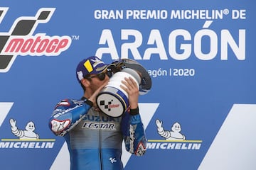 Álex Rins celebrando la victoria en el podio del circuito de MotorLand.