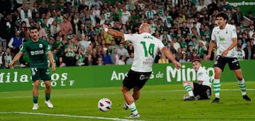 Con este disparo redondeó Ekain la tarde goleadora del Racing contra el Burgos. Segundo gol de la temporada que le ha valido para empatar con su competidor, Juanca Arana.