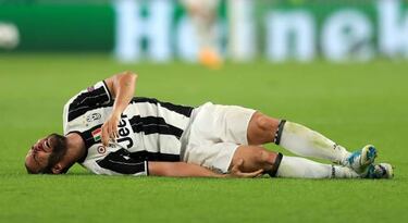 Terrible pisotón de Glik en la rodilla de Higuaín