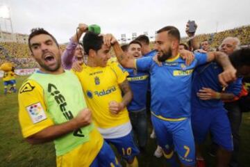 Los jugadores de Las Palmas alegres tras conseguir el ascenso a Primera.