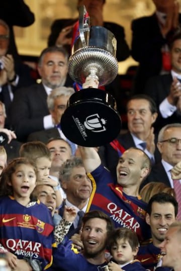 Andrés Iniesta alza como capitán la Copa del Rey conseguida ante el Sevilla en el Estadio VIcente Calderón.