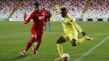 Soccer Football - Europa League - Group I - Sivasspor v Villarreal - Yeni Sivas 4 Eylul Stadyumu, Sivas, Turkey - December 3, 2020 Villarreal&#039;s Samuel Chukwueze in action with Sivasspor&#039;s Caner Osmanpasa REUTERS/Umit Bektas