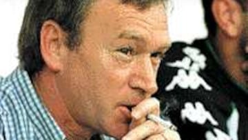 <b>PROHIBIDO.</B> Clemente no podría fumar, como hizo en el Mundial de Francia 98.