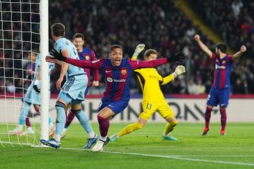 Vitor Roque celebra un gol con el Barça.