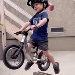Los vídeos de Elliot Honeycutt: el ciclista viral de 4 años