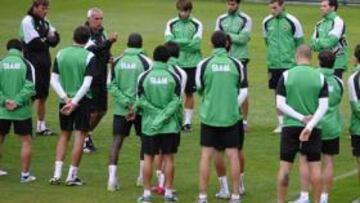 <b>TERAPIA DE GRUPO. </b>Cúper repasó ayer con la plantilla, durante un cuarto de hora, los errores del domingo en el Reyno de Navarra.