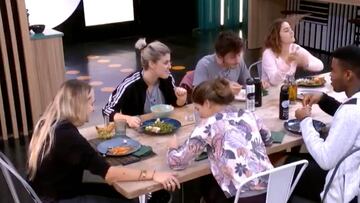 María OT2018 se lanza a cantar el himno del Atlético de Madrid dentro de la Academia.