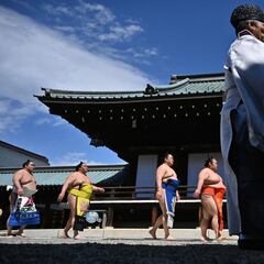 Honozumo, exhibición de sumo en el Santuario Yasukuni