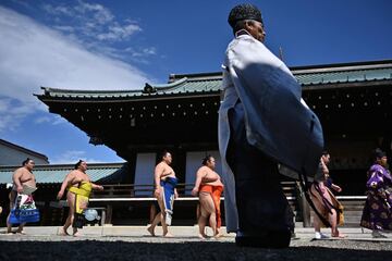 Los mejores luchadores de sumo participan en el 'Honozumo', una exhibición anual ante miles de espectadores en el Santuario Yasukuni.