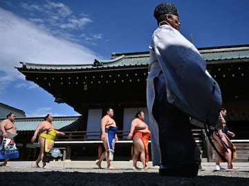 Los mejores luchadores de sumo participan en el 'Honozumo', una exhibición anual ante miles de espectadores en el Santuario Yasukuni.