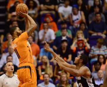 Markieff Morris lanza contra los San Antonio Spurs.