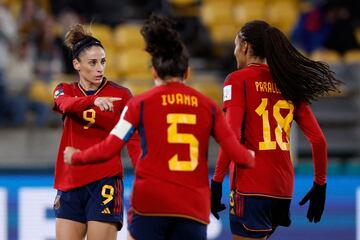 Esther González de España celebra su tercer gol con Salma Paralluelo.