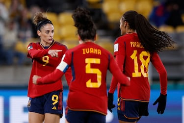 Esther González de España celebra su tercer gol con Salma Paralluelo.