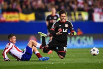 Entrada de Giménez a Calhanoglu.