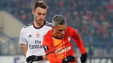 Soccer Football - Europa League - Round of 32 First Leg - Shakhtar Donetsk v Benfica - Metalist Stadium, Kharkiv, Ukraine - February 20, 2020  Shakhtar Donetsk&#039;s Marlos in action with Benfica&#039;s Ferro   REUTERS/Gleb Garanich