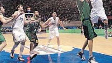 <b>MURALLA SUPERADA. </b>El Real Madrid (Kerem Tunceri ante Roberto Dueñas en la imagen) superó la defensa del DKV Joventut, que no intimidó con sus torres.