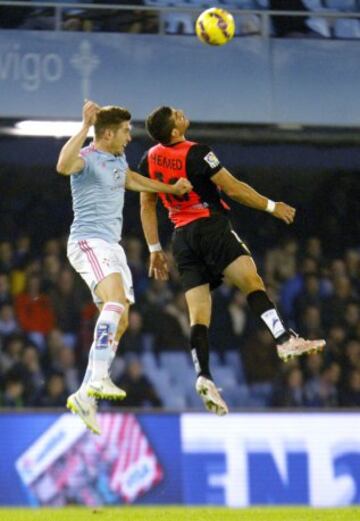 El centrocampista serbio del Celta Radoja salta a por un balón con el delantero israelí Hemed.