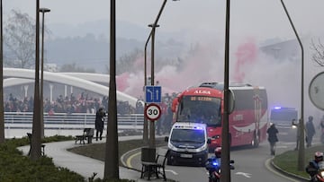 Cientos de aficionados del Sporting de Gijón reciben el autobús del equipo a la llegada al estadio El Molinón-Quini.