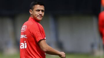 Alexis Sánchez ya está en Chile y será evaluado por su lesión