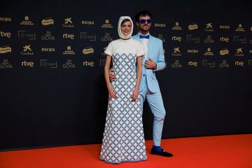 La pareja formada por Aldo Coma y Macarena Gmez posan en la alfombra roja.