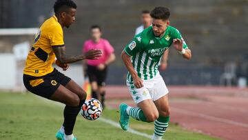 Álex Moreno, ante el Wolverhampton.