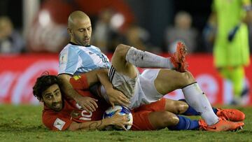 Mascherano, con Valdivia.