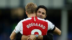 Martin Ødegaard y Mikel Arteta, jugador y entrenador del Arsenal, se abrazan tras la victoria ante el Everton en Premier League.