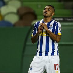 'Tecatito' Corona sufrió choque de cabezas y salió de cambio en el triunfo del Porto